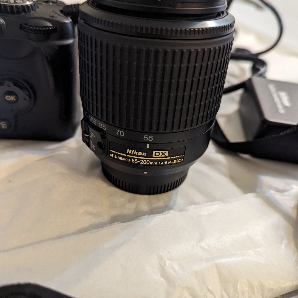 Nikon D40 6.1 MP Digital SLR Camera Kit w/‎ AF-S DX ED II G 18-55mm Lens